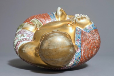Een grote vergulde Chinese famille rose figuur van Boeddha, 19/20e eeuw